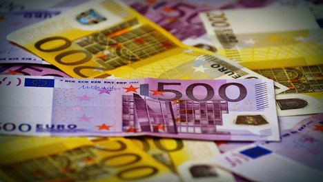 Auf dem Foto sind verschiedene Euro-Geldscheine abgebildet. 
