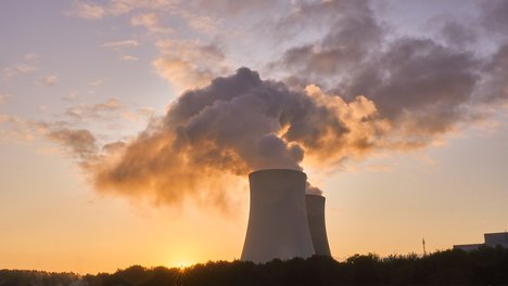 Das Foto zur Pressemitteilung von DIE LINKE NRW zeigt ein Atomkraftwerk.