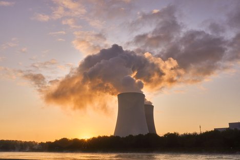Das Foto zur Pressemitteilung von DIE LINKE NRW zeigt ein Atomkraftwerk.