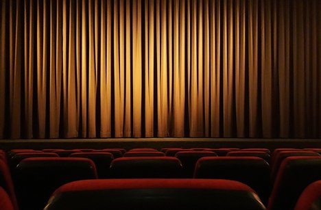 Das Foto zeigt einen leeren Kino- oder Theatersaal. 