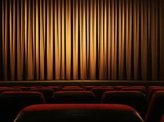 Das Foto zeigt einen leeren Kino- oder Theatersaal. 