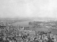 Das Foto zeigt eine Luftaufnahme des im 2. Weltkrieg zerstörten Köln. 