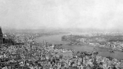 Das Foto zeigt eine Luftaufnahme des im 2. Weltkrieg zerstörten Köln. 