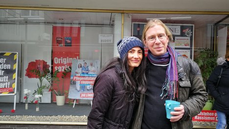 Das Foto zur PM  der Linken NRW zur Einigung im Fall Zozan G. zeigt Zozan und ihren Anwalt