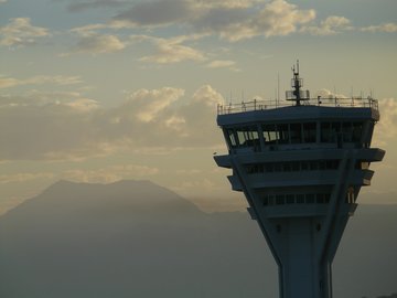 Das Foto zeigt den Kontrollturm des Flughafen Antalyas.