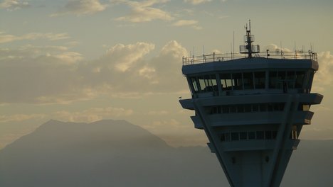 Das Foto zeigt den Kontrollturm des Flughafen Antalyas.