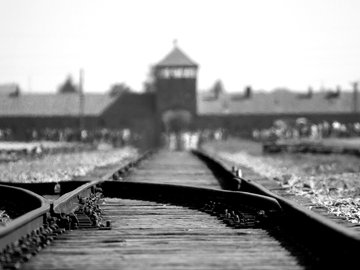 Das Bild zeigt das Konzentrationslager Auschwitz-Birkenau.