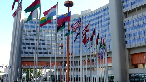 Das Foto zeigt Flaggen vor dem Gebäude der UN.