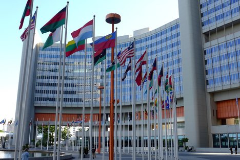 Das Foto zeigt Flaggen vor dem Gebäude der UN.