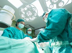 Das Foto zur Pressemitteilung der Linken NRW zu Situation der Medizinstudierenden zeigt ein Ärzteteam während einer Operation.
