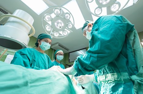 Das Foto zur Pressemitteilung der Linken NRW zu Situation der Medizinstudierenden zeigt ein Ärzteteam während einer Operation.