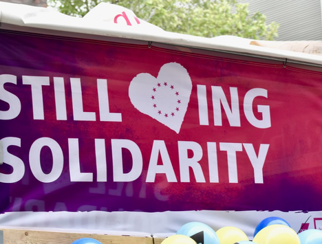 Das Foto zeigt ein Transparent, auf dem "still loving" solidarity" steht.