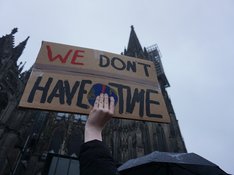 Das Foto zeigt ein Schild bei einer Klimademo vor dem Kölner Dom. Auf dem Schild steht: We don't have time