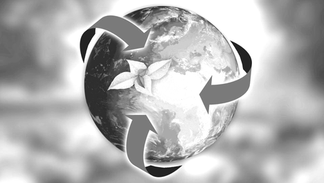 Das Foto zeigt einen Globus in schwarz-weiß, um ihn ist das Recyclingsymbol gelegt, auf dem Globus sprießt ein zartes grünes Pflänzchen.