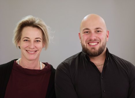 Das Bild zeigt die Spitzenkandidierenden der NRW-Landtagswahl 2022 von DIE LINKE NRW, Carolin Butterwegge und Jules El-Khatib.