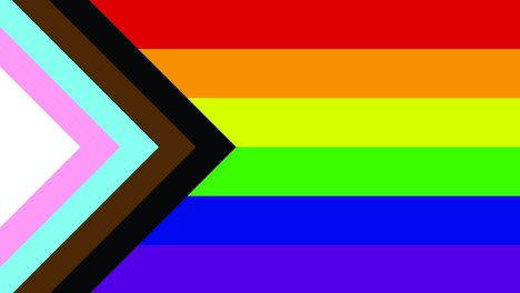 Das Foto zeigt die Regenbogenfahne ergänzt um die Farben der trans-Community.