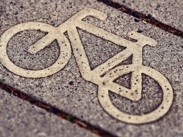 Das Bild zeigt ein auf dem Boden angebrachtes Piktogramm eines Fahrrades.