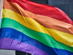 Das Foto zur Pressemitteilung der Linken NRW zum Internationalen Tag gegen Homo- und Transphobie zeigt eine Regenbogenfahne