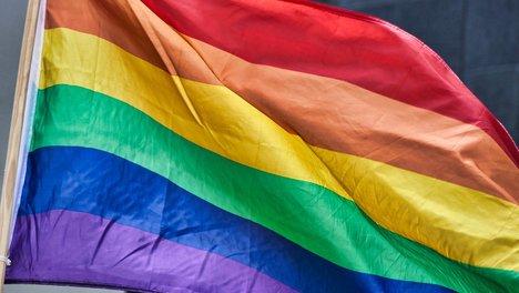 Das Foto zur Pressemitteilung der Linken NRW zum Internationalen Tag gegen Homo- und Transphobie zeigt eine Regenbogenfahne