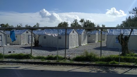 Das Foto zur Pressemitteilung der Linken NRW zur Aufnahme von 50 Geflüchteten zeigt ein Flüchtlingscamp auf Lesbos.