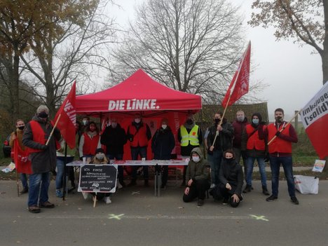 Das Foto zeigt einen Infostand der Linken NRW bei der Großdemo gegen den AfD-Parteitag in Kalkar.