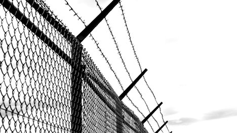 barbed-wire-1589178_1920.jpg