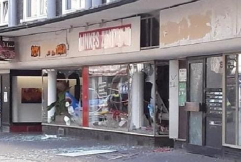 Foto: Bündnis Es reicht OB! Das Bild zeigt die zerstörte Fensterfront des Linken Zentrums in Oberhausen.