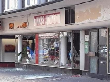 Das Bild zeigt die zerstörte Fensterfront des Linken Zentrums in Oberhausen. 