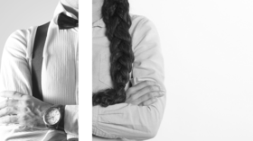 Die schwarz-weiß-Fotografie zeigt einen bekleideten Frauen- sowie einen Männeroberkörper und dazwischen einen weißen Spalt, der den Gender Pay Gap symbolisiert. 