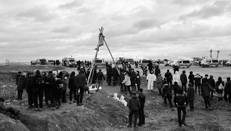 Das Bild zeigt eine Protestaktion in Lützerath. Aktivist:innen haben einen sogenannten Tripod errichtet. 