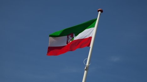 Das Foto zeigt die Fahne des Bundeslandes NRW.
