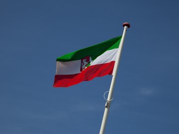Das Foto zeigt die Fahne des Bundeslandes NRW.