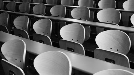 Das Foto zur Pressemitteilung der Linken NRW zur Pressemitteilung zur Problematik von Studierenden in Zeiten der Corona-Virus zeigt einen leeren Hörsaal.