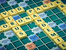 Das Foto zur Pressemitteilung der Linken NRW zur Exit-Strategie des Landes zeigt ein Scrabble-Spielbrett, auf dem mehrere Corona-Begriffe gelegt sind.