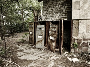 Das Foto zeigt eine Ruine in Tschernobyl.