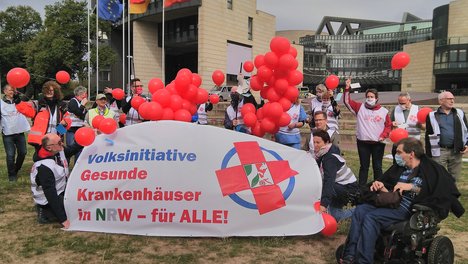 Das Foto zeigt Mitglieder der Volksinitiative für gesunde Krankenhäuser vor dem Landtag. 
