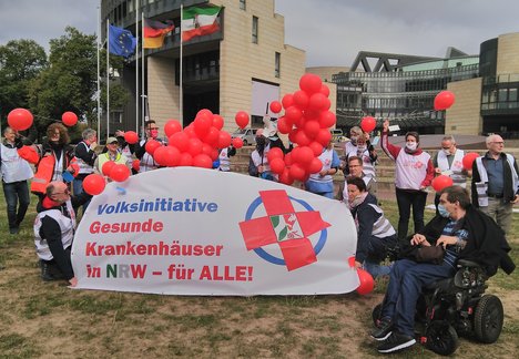 Das Foto zeigt Mitglieder der Volksinitiative für gesunde Krankenhäuser vor dem Landtag. 
