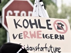 Dieses Foto zeigt ein Schild auf einer Demonstration gegen RWE.
