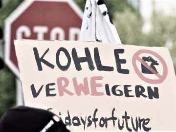 Dieses Foto zeigt ein Schild auf einer Demonstration gegen RWE.