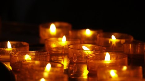 Das Symbolbild steht für Trauer, es zeigt entzündete Kerzen.
