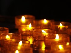 Das Symbolbild steht für Trauer, es zeigt entzündete Kerzen.