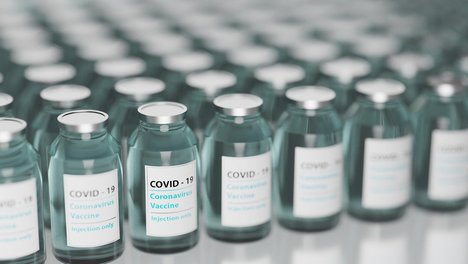 Das Foto zeigt mehrere Dosen Corona-Impfstoff