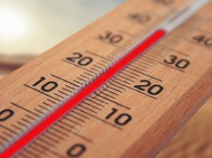 Das Foto Foto zur Pressemitteilung der Linken NRW zu Hitzeaktionsplänen zeigt ein Thermometer, das 40 Grag anzeigt.