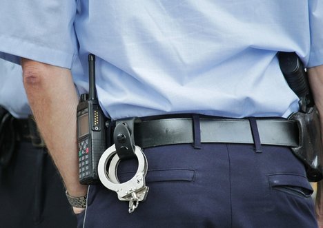 Das Foto zur Pressemitteilung der Linken NRW zum Taser-Pilotversuch bei der NRW-Polizei zeigt einen Polizisten von hinten.
