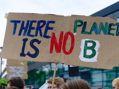 Das Foto zeigt ein Schild einer Fridays for Future Demo, auf dem "There is no Planet B" steht.
